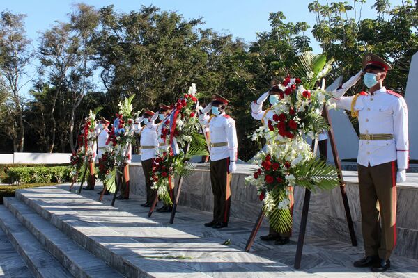 Ofrendas florales en el Mausoleo al Soldado Internacionalista Soviético en La Habana - Sputnik Mundo