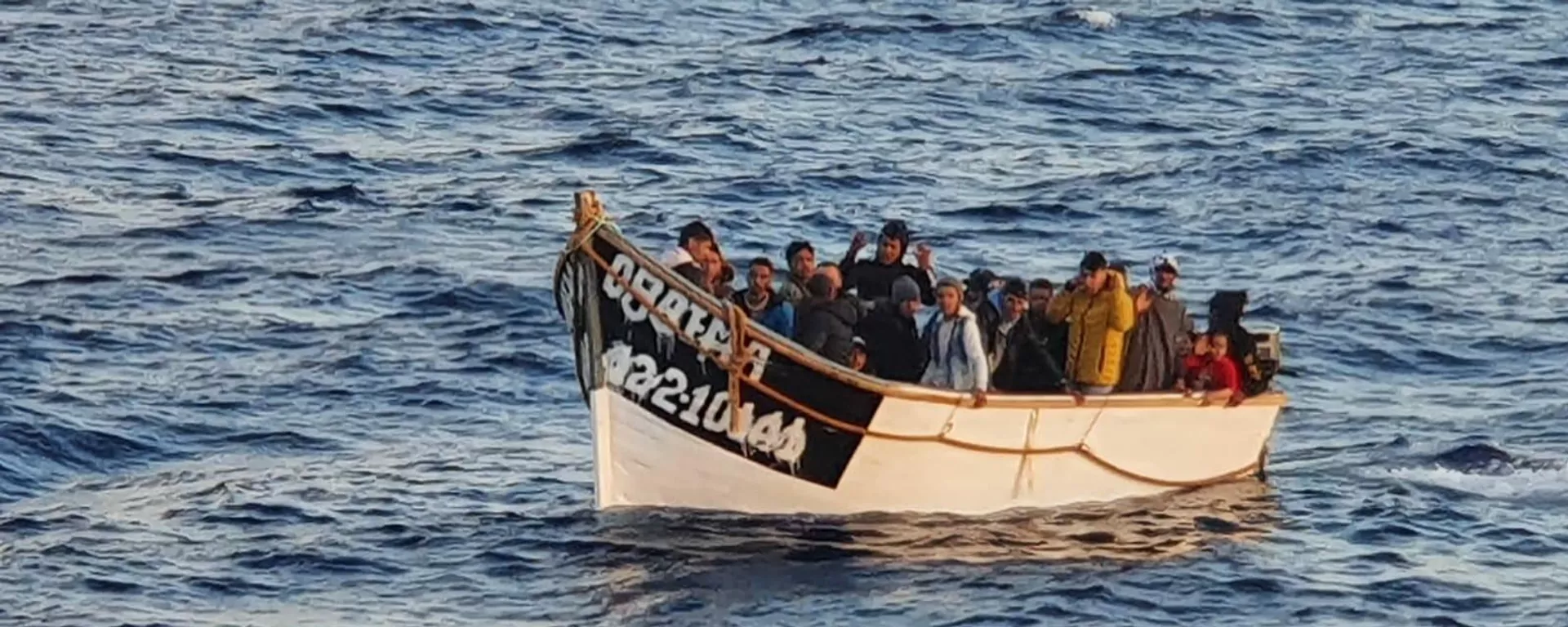 Inmigrantes llegando en patera a las Islas Canarias  - Sputnik Mundo, 1920, 05.01.2024