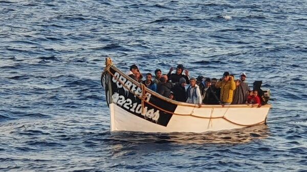 Inmigrantes llegando en patera a las Islas Canarias  - Sputnik Mundo