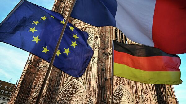 Banderas de la UE, Francia y Alemania (imagen referencial) - Sputnik Mundo