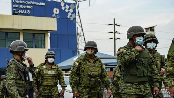 Unos soldados controlando una prisión de Ecuador tras los amotinamientos en cárceles - Sputnik Mundo
