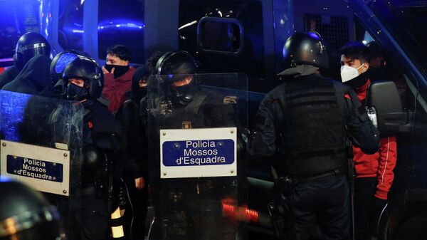  La Policía autonómica de Cataluña, los Mossos d'Esquadra, durante las protestas - Sputnik Mundo