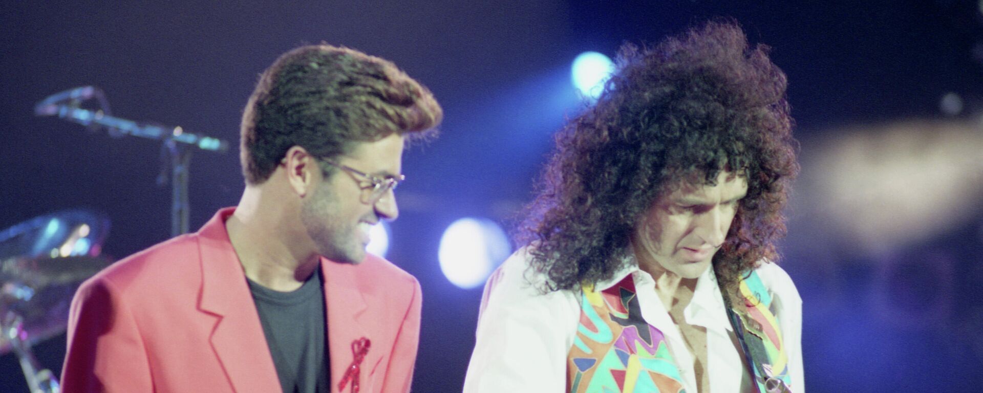George Michael junto a Brian May en el concierto homenaje a Freddie Mercury, en 1992 - Sputnik Mundo, 1920, 25.02.2021