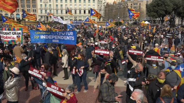 Miles de catalanes piden a los partidos independentistas formar un gobierno de unidad - Sputnik Mundo