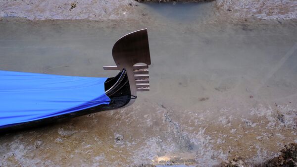Una góndola en un canal casi seco durante una marea excepcionalmente baja en Venecia - Sputnik Mundo