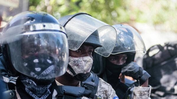 La Policía durante las protestas en Haití - Sputnik Mundo