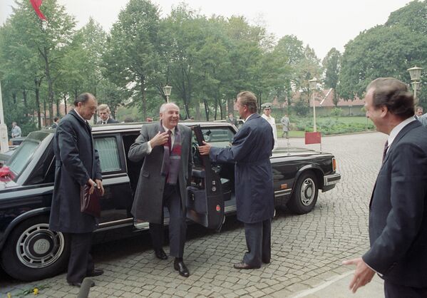 Fue Gorbachov quien introdujo las palabras &#x27;perestroika&#x27; y &#x27;glásnost&#x27; en el vocabulario de distintos idiomas del mundo. En la foto: Mijaíl Gorbachov visita Berlín con motivo del 40 aniversario de la República Democrática Alemana, en 1989. - Sputnik Mundo