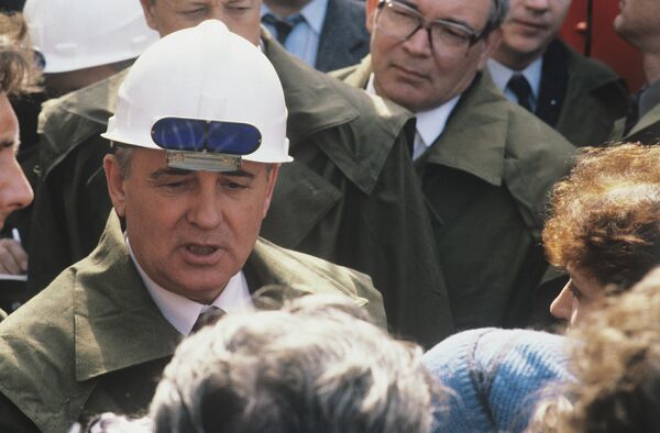 Gorbachov visita una planta de acero ubicada en Nizhni Tagil, en la región de Sverdlovsk. - Sputnik Mundo
