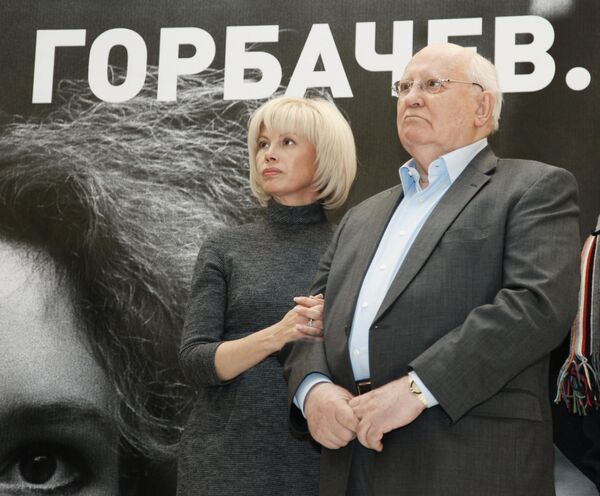 El político está convencido de que no cometió ningún error al iniciar la &#x27;perestroika&#x27; y abrir el camino a nuevas reformas. De esta manera, simplemente quiso preservar la URSS y esperaba que el país continuara con su desarrollo. En la foto: Gorbachov junto a su hija, Irina Virgánskaya, en la inauguración de la exhibición &#x27;Mijaíl Gorbachov. Perestroika&#x27;, en 2011. - Sputnik Mundo