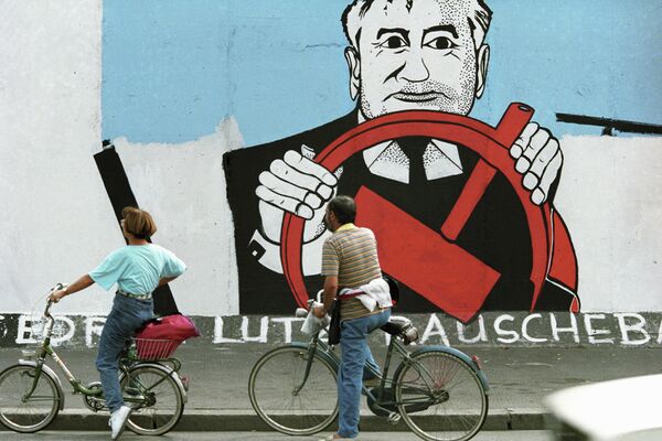 &quot;Estoy profundamente convencido de que el país necesitó la &#x27;perestroika&#x27; y la llevamos en la dirección correcta. Lo más importante que logramos hacer dentro del país es que la población obtuvo la libertad y puso fin al sistema totalitario&quot;, declaró en una entrevista. En la foto: un grafiti con el retrato de Gorbachov en el muro de Berlín. - Sputnik Mundo