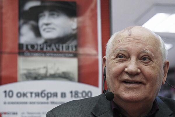 Mijaíl Gorbachov ha escrito varios libros. Uno de ellos, titulado &#x27;Entender a Gorbachov&#x27;, fue publicado en  vísperas de su cumpleaños. Es una recopilación de las cartas enviadas al primer presidente de la URSS por los ciudadanos soviéticos y extranjeros. En la foto: Gorbachov presenta su libro &#x27;Sigo siendo optimista&#x27;, en 2017. - Sputnik Mundo