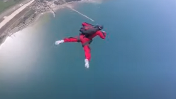 Un instructor de paracaidismo le salva la vida a su estudiante en pleno salto - Sputnik Mundo