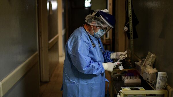 Médico en un hospital de Ezeiza, Buenos Aires - Sputnik Mundo