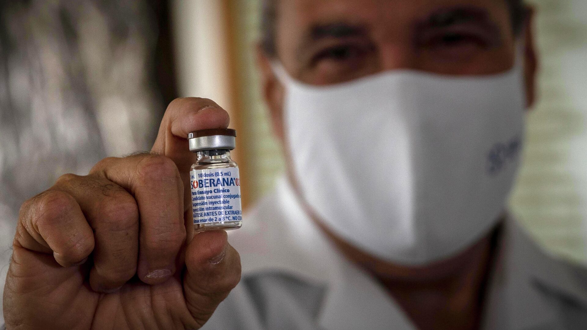 Un médico sostiene la vacuna cubana Soberana 02 contra COVID-19 - Sputnik Mundo, 1920, 04.03.2021