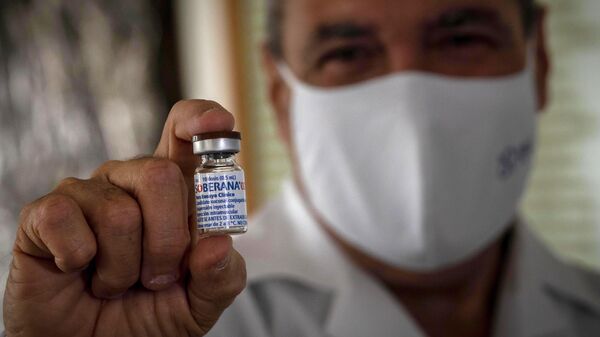 Un médico sostiene la vacuna cubana Soberana 02 contra COVID-19 - Sputnik Mundo