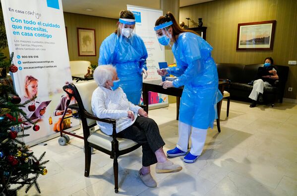 Las enfermeras se preparan para inyectar la vacuna Pfizer/BioNTech a Amalia González, de 96 años, en la residencia de ancianos de El Viso en Madrid. - Sputnik Mundo