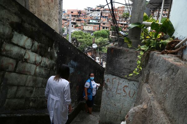 Varias enfermeras recorren las casas en la favela de Turano, en Río de Janeiro, para vacunar a las personas mayores con el fármaco CoronaVac de la compañía china Sinovac. - Sputnik Mundo
