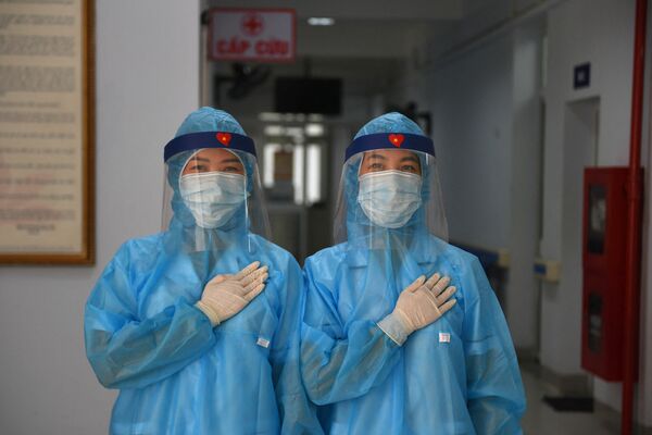 Dos enfermeras en un centro de pruebas temporal en Hanói, la capital de Vietnam. - Sputnik Mundo