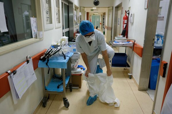La enfermera Ines Lopes se prepara para su turno en la UCI para los pacientes con COVID-19 en el hospital de Sao Jose, en Lisboa. - Sputnik Mundo