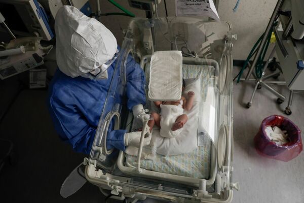 Una enfermera con un recién nacido infectado con COVID-19 en el hospital perinatal Mónica Pretelini Sáenz, en la ciudad mexicana de Toluca.  - Sputnik Mundo