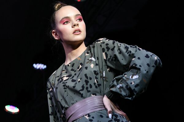 Una participante de la Crimean Fashion Week, celebrada en la ciudad de Yalta del 3 al 7 de marzo. - Sputnik Mundo