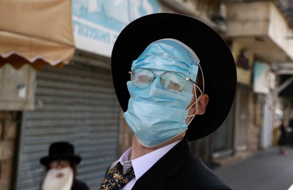 Un hebreo ortodoxo durante las celebraciones de la fiesta de Purim en Jerusalén, Israel.  - Sputnik Mundo