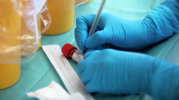 Un trabajador de la salud toma una muestra para una prueba de PCR para el coronavirus COVID-19 en un hospital en Coslada, España, el lunes 20 de abril de 2020. - Sputnik Mundo