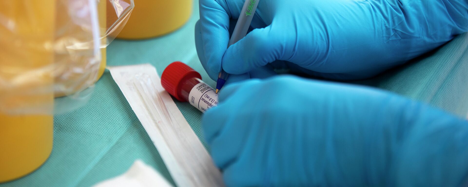 Un trabajador de la salud toma una muestra para una prueba de PCR para el coronavirus COVID-19 en un hospital en Coslada, España, el lunes 20 de abril de 2020. - Sputnik Mundo, 1920, 08.07.2021