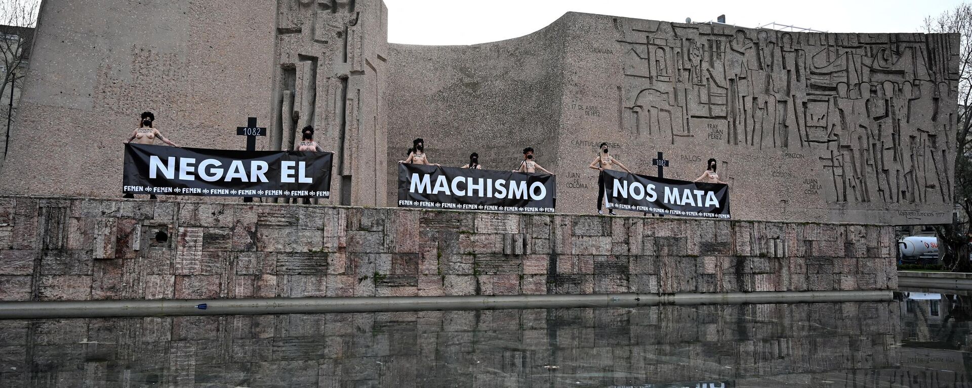 Activistas de Femen sostienen pancartas que dicen Negar el sexismo nos mata durante una protesta en la Plaza de Colón de Madrid el 5 de marzo de 2021. - Sputnik Mundo, 1920, 05.03.2021