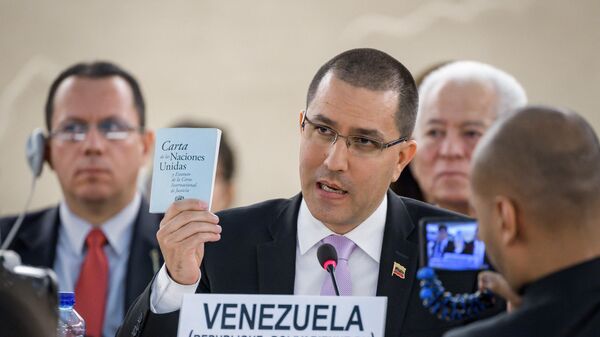 El ministro de Relaciones Exteriores de Venezuela, Jorge Arreaza, muestra la carta de las Naciones Unidas durante su discurso ante el Consejo de Derechos Humanos de las Naciones Unidas el 12 de septiembre de 2019 en Ginebra. - Sputnik Mundo