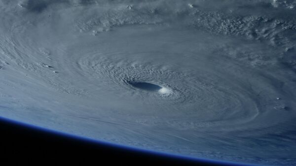Un huracán visto del espacio (imagen referencial) - Sputnik Mundo
