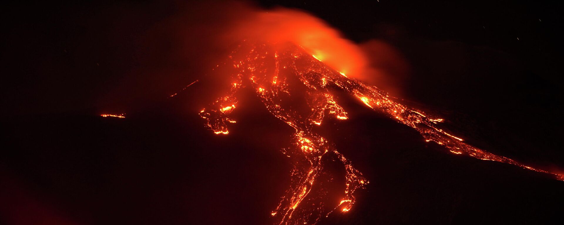 El flujo de lava durante una erupción del monte Etna el 16 de febrero de 2021 - Sputnik Mundo, 1920, 07.03.2021