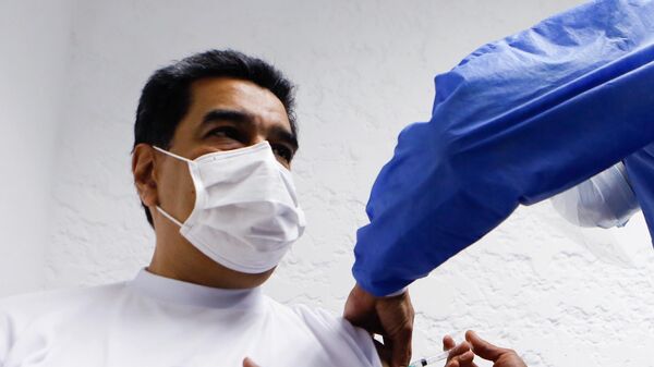 Maduro se coloca la primera dosis de la vacuna Sputnik V  - Sputnik Mundo