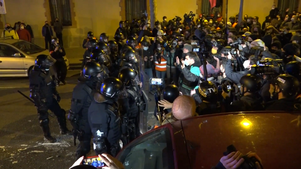 Protestas masivas exigen la liberación del rapero Pablo Hasél en Barcelona - Sputnik Mundo