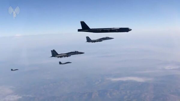Los aviones israelíes escoltan a bombarderos estadounidenses B-52 - Sputnik Mundo