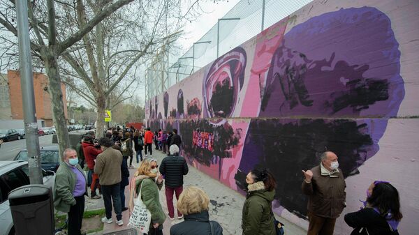 Transeúntes observan el mural feminista de Ciudad Lineal que ha amanecido este 8M, Día Internacional de las Mujeres, completamente vandalizado. Madrid, 8 de marzo de 2021. - Sputnik Mundo