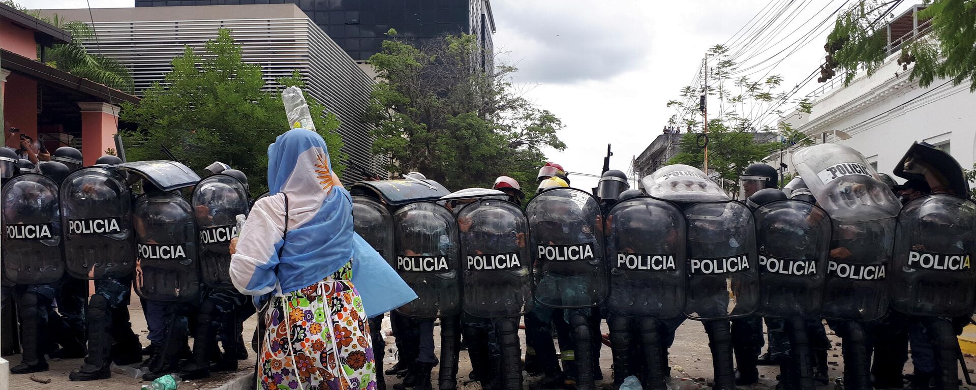 Una mujer se manifiesta frente a la Policía en la provincia argentina de Formosa - Sputnik Mundo, 1920, 08.03.2021