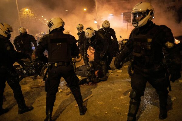 La capital griega volvió a verse envuelta en disturbios por muchas de sus calles. Varios miles de manifestantes salieron a protestar.   - Sputnik Mundo