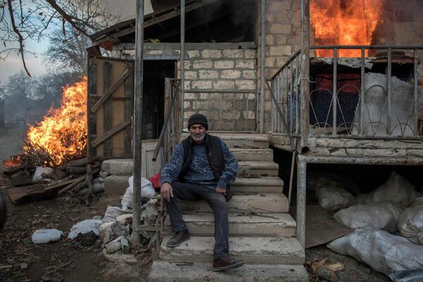 Arog, de un pueblo llamado Karegaj, cerca de su hogar calcinado. Algunos vecinos quemaron sus casas antes de abandonar Nagorno Karabaj. - Sputnik Mundo