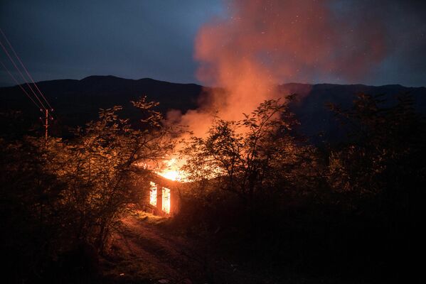 Una casa incendiada en la región de Kalbajar, en Nagorno Karabaj. También paso a estar bajo control de Azerbaiyán tras el acuerdo de paz.   - Sputnik Mundo