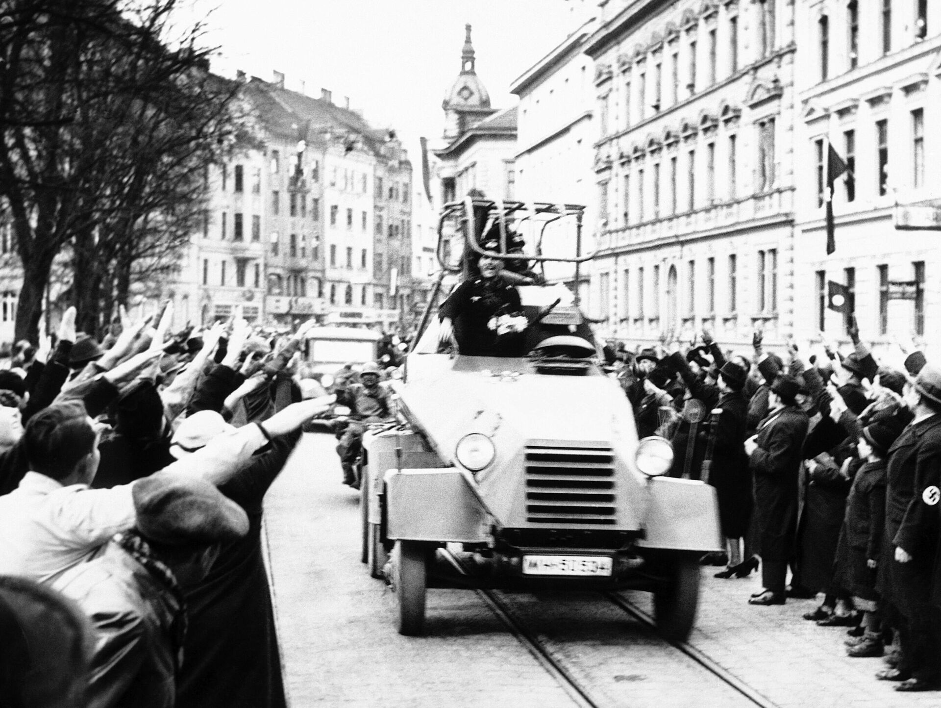 Los austriacos saludan las tropas nazis que entran en Austria, 1938 - Sputnik Mundo, 1920, 11.03.2021