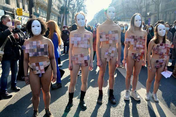Las participantes de la marcha de feministas por el Día Internacional de Mujer en París. - Sputnik Mundo