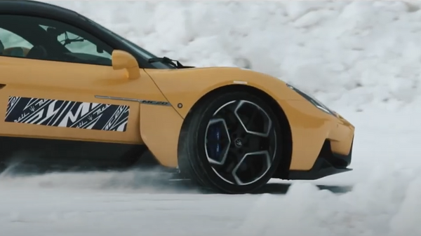 El nuevo superdeportivo de Maserati 'baila' en la nieve - Sputnik Mundo