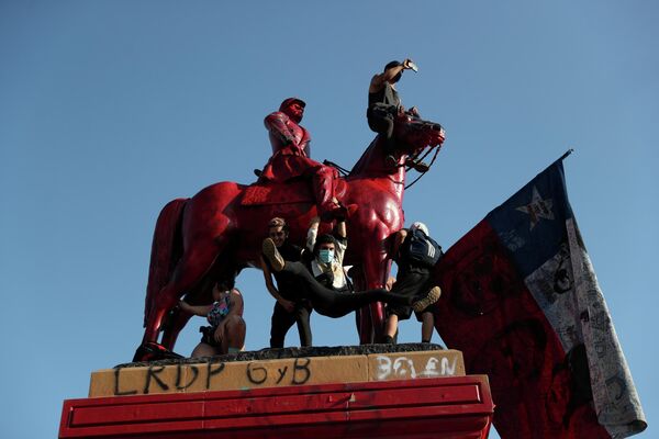 El monumento del general Manuel Baquedano pintado de rojo durante las protestas en Santiago de Chile, Chile, el 16 de octubre del 2020. - Sputnik Mundo