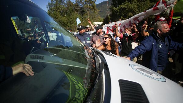 Manifestantes bloquean el paso del coche de Alberto Fernández en Chubut - Sputnik Mundo