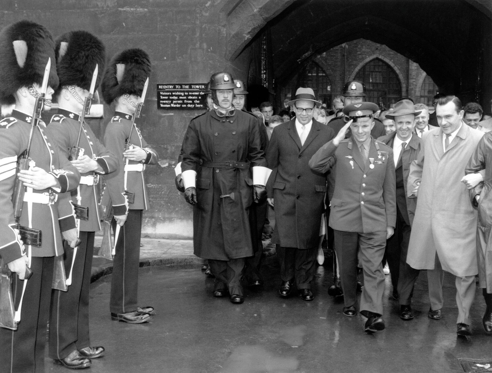 El cosmonauta soviético Yuri Gagarin visita la Torre de Londres durante su viaje al Reino Unido, en el marco de su gira internacional en 1961 - Sputnik Mundo, 1920, 14.03.2021