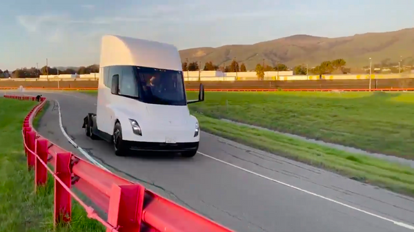El camión Tesla Semi durante unas pruebas en Fremont, California - Sputnik Mundo