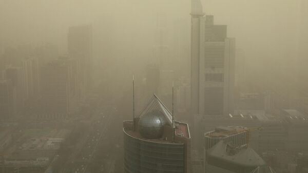 Una tormenta de arena en Pekín, China - Sputnik Mundo