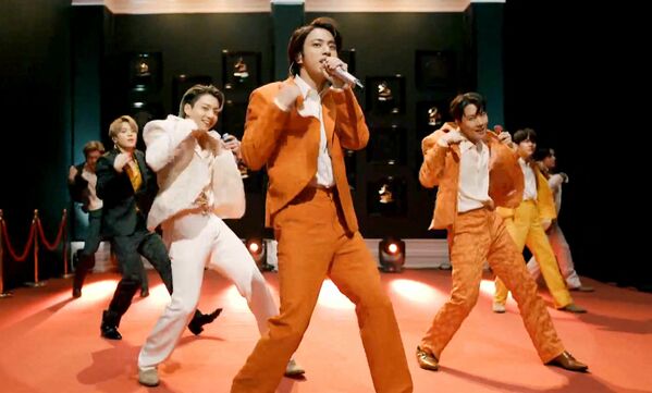 El grupo surcoreano BTS en los premios Grammy en Los Ángeles.  - Sputnik Mundo