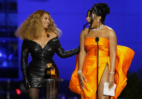 Beyoncé y Megan Thee Stallion, que ganaron el premio a la mejor canción de rap con Savage, en los premios Grammy. - Sputnik Mundo